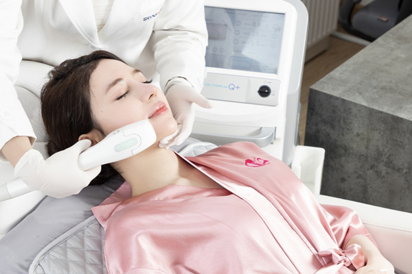 Kết hợp lấy nhân mụn chuẩn y khoa và công nghệ điều trị chuyên sâu
