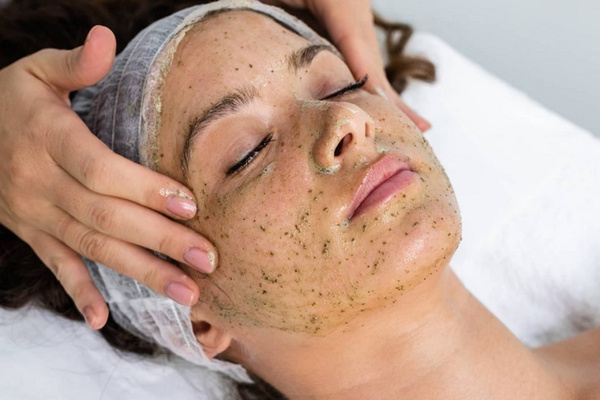 Tẩy tế bào chết trước khi peel da để hợp chất thẩm thấu tốt hơn
