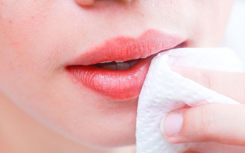 Dấu hiệu nhận biết phun môi bị cháy tê và cách điều trị