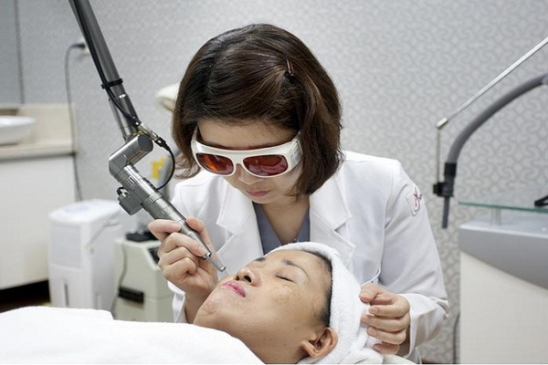 Bắn laser trị thâm giúp cải thiện thâm sau mụn, đốm nâu và mang lại làn da đều màu