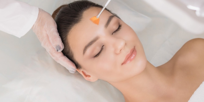 Ủ mụn giúp làm mềm lớp sừng và bã nhờn, hỗ trợ nhân mụn trồi lên bề mặt
