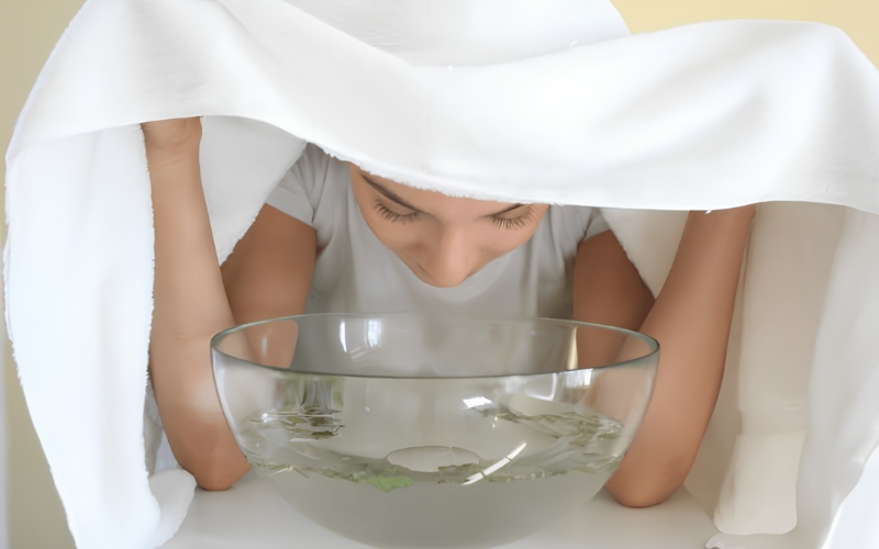 Xông hơi mặt trong khoảng 5 – 10 phút giúp lỗ chân lông giãn nở
