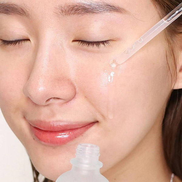 Serum chứa niacinamide và vitamin C giúp cải thiện độ đàn hồi và thu nhỏ lỗ chân lông