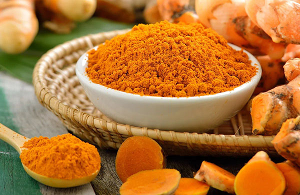 Nghệ tươi là nguyên liệu phổ biến trong các cách trị mụn ẩn bằng nghệ tại nhà