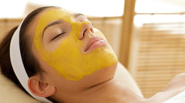 Trị mụn ẩn hiệu quả bằng cách bôi nghệ tươi