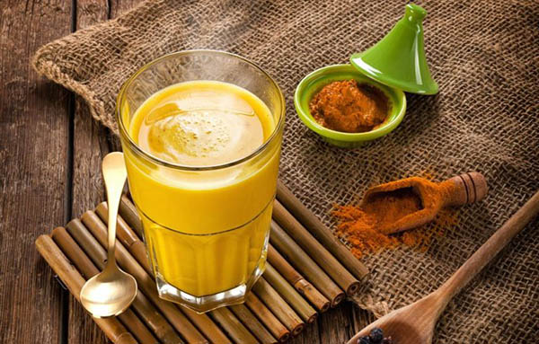 Thói quen uống sữa nghệ hỗ trợ làm đẹp da, giảm tình trạng mụn ẩn