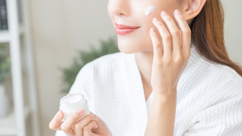 Sử dụng sản phẩm có công thức dịu nhẹ để phục hồi da