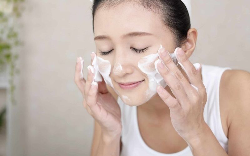 Sử dụng nước hoặc sữa rửa mặt dịu nhẹ buổi sáng