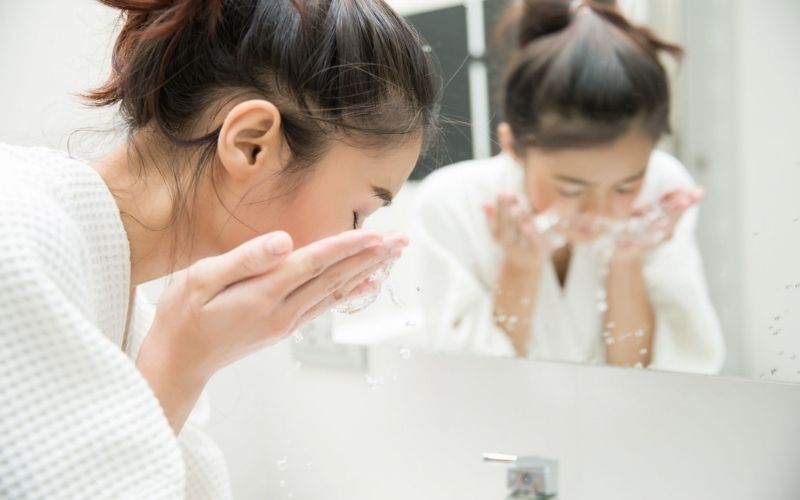 Làm sạch da bằng sữa rửa mặt lành tính sau khi peel