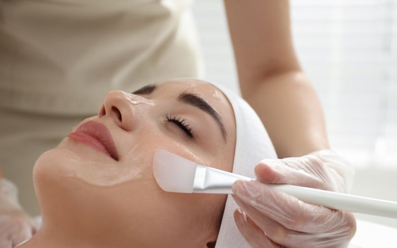 Kiểm tra và đánh giá tình trạng da trước khi tiến hành peel
