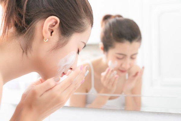 Làm sạch da nhẹ nhàng bằng nước muối sinh lý trong những ngày đầu sau laser trị thâm