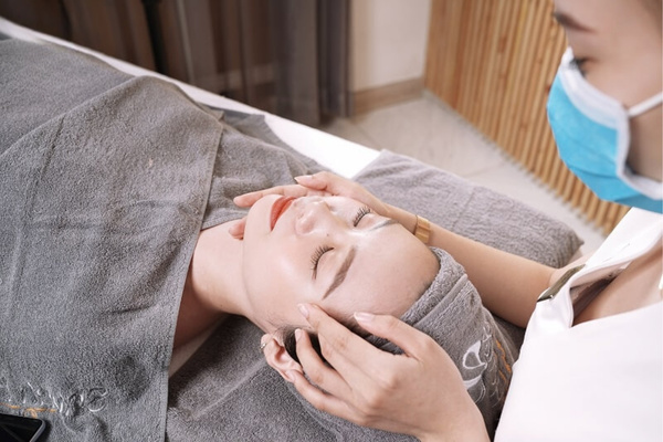 Lấy nhân mụn chuẩn y khoa đảm bảo an toàn, tránh để lại thâm sẹo