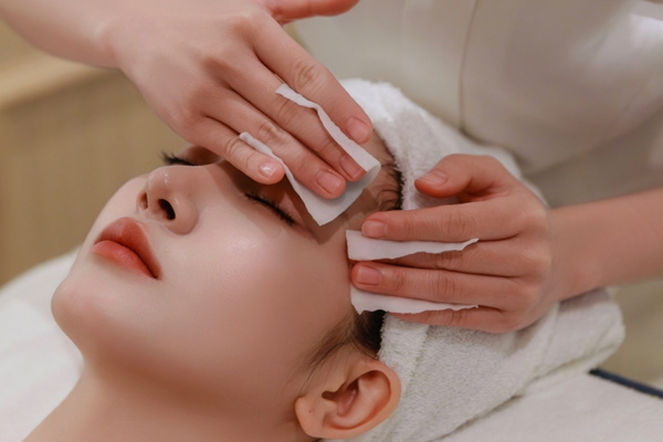 Làm sạch da và tẩy tế bào chết nhẹ nhàng trước khi lấy nhân mụn chuẩn y khoa