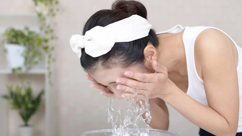 Không dùng sữa rửa mặt ngay sau khi nặn mụn