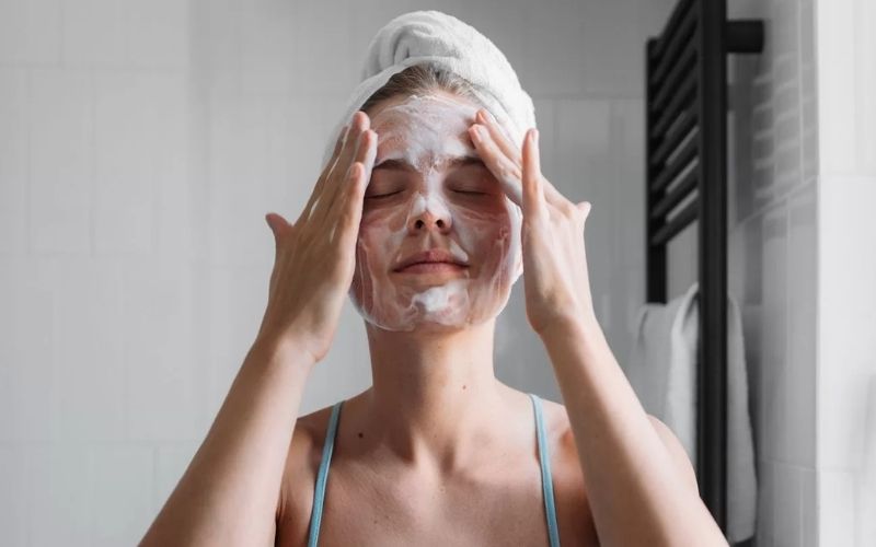 Duy trì quy trình chăm sóc cơ bản và chống nắng phổ rộng