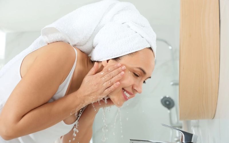 Rửa mặt bằng nước mát và massage nhẹ nhàng sau khi peel