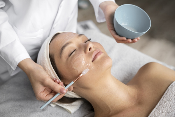 Peel da có hết mụn không còn tùy thuộc loại da, mức độ mụn và hoạt chất sử dụng