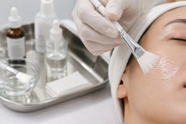 Chuyên viên tiến hành peel da theo phác đồ điều trị