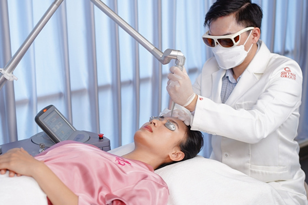 Laser CO2 Fractional hỗ trợ cải thiện sẹo rỗ và thu nhỏ lỗ chân lông