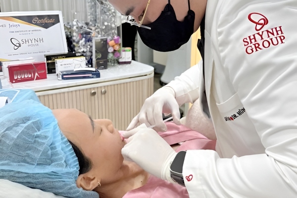 Trực tiếp kiểm tra tình trạng khuyết điểm môi, lắng nghe mong muốn của khách hàng