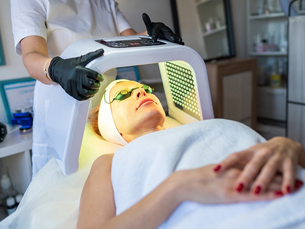 Thiết bị công nghệ ánh sáng hiện đại đang dùng để chăm sóc da