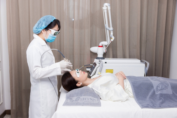 Shynh House ứng dụng đa dạng công nghệ trong điều trị mụn chuẩn y khoa