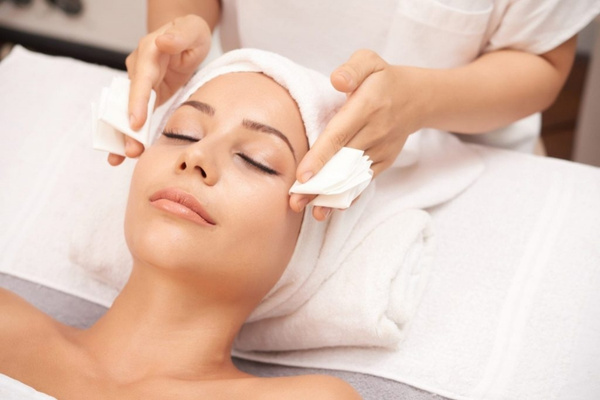 Làm sạch da để đảm bảo da thông thoáng, sạch lỗ chân lông