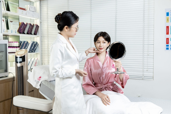 Bác sĩ da liễu theo dõi mức độ phục hồi xuyên suốt sau điều trị mụn chuẩn y khoa