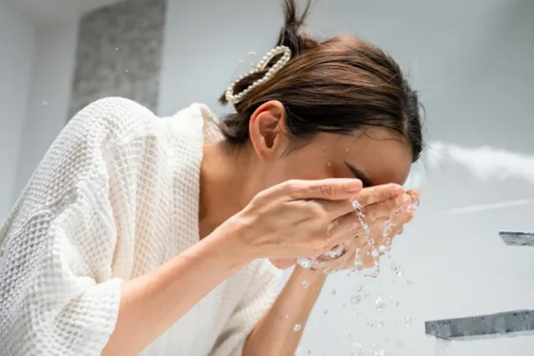 Chăm sóc da đúng cách, vệ sinh sạch sẽ và tránh tự ý nặn mụn tại nhà
