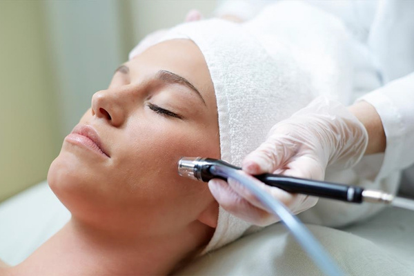Mài mòn da trị sẹo rỗ giúp làm phẳng và đều bề mặt da, cải thiện rõ rệt sẹo rỗ nông