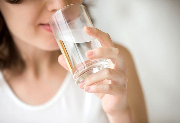 Uống đủ nước mỗi ngày giúp hỗ trợ duy trì độ ẩm và sức khỏe làn da