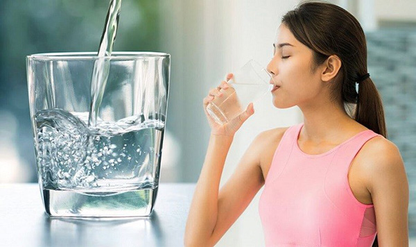 Thói quen uống đủ nước hỗ trợ cân bằng độ ẩm cho làn da