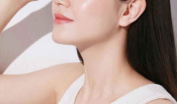 Uống đủ nước hỗ trợ da duy trì độ ẩm và phục hồi sau thâm mụn