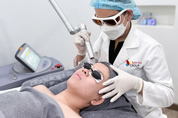 Thăm khám và xây dựng phác đồ cách trị mụn viêm mức độ vừa đến nặng theo từng tình trạng da
