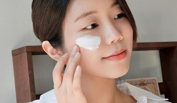 Routine chăm sóc da mụn viêm hằng ngày với các bước làm sạch, trị mụn, dưỡng ẩm và chống nắng