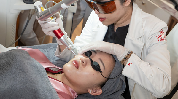 Điều trị nám bằng công nghệ Laser PicoSure hỗ trợ phá vỡ sắc tố melanin và cải thiện làn da đều màu