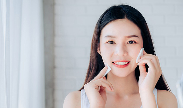 Tẩy trang và làm sạch da đúng cách giúp hạn chế ảnh hưởng đến làn da bị nám