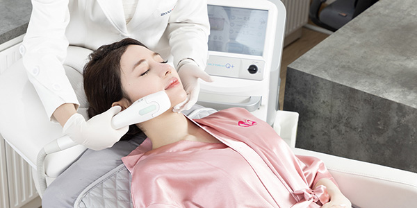 Khách hàng tái khám định kỳ và được hướng dẫn chăm sóc da để duy trì hiệu quả điều trị nám