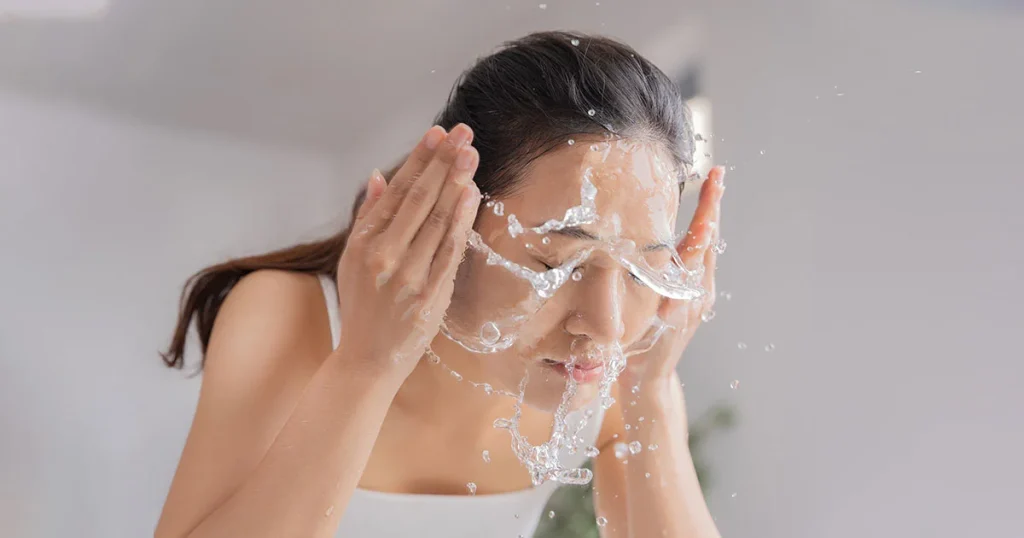 Làm sạch quá mức có thể khiến da khô căng, dễ nhạy cảm và khó duy trì trạng thái cân bằng